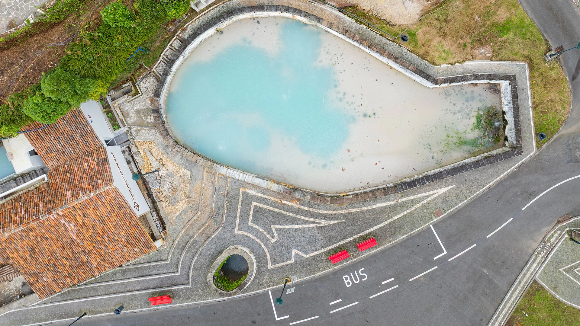 Vista aérea da piscina das Termas das Caldeiras